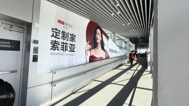 廣州機(jī)場(chǎng)T2外廊橋大牌廣告投放，廣州白云機(jī)場(chǎng)內(nèi)廊橋廣告價(jià)格