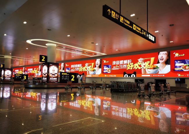 桂林兩江機(jī)場(chǎng)行李大廳墻面LED巨屏投放，桂林機(jī)場(chǎng)大屏廣告價(jià)格
