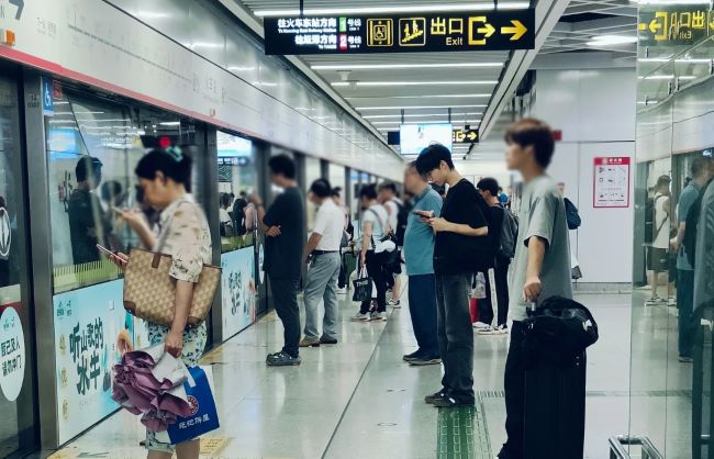 南寧地鐵站臺屏蔽門貼廣告投放，南寧地鐵玻璃貼廣告價格