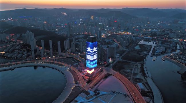 大連南海中心A座地標燈光秀廣告投放，大連樓體LED大屏廣告