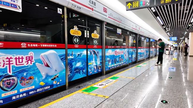 貴陽地鐵花果園站臺屏蔽門廣告投放，貴陽地鐵玻璃貼廣告價格