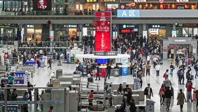 廣州南站問詢臺三面立柱LED廣告投放，廣州南高鐵站大屏廣告