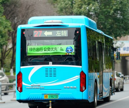 第一戶(hù)外傳媒-綿陽(yáng)公交車(chē)尾LED屏