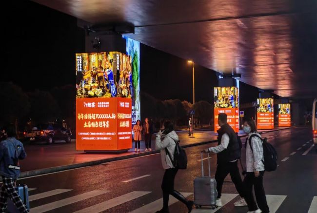 張家界機場到達門廊戶外包柱廣告投放，張家界荷花機場廣告