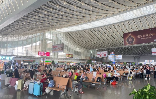 廈門北高鐵站候車大廳上方吊旗廣告投放，廈門北站大屏廣告