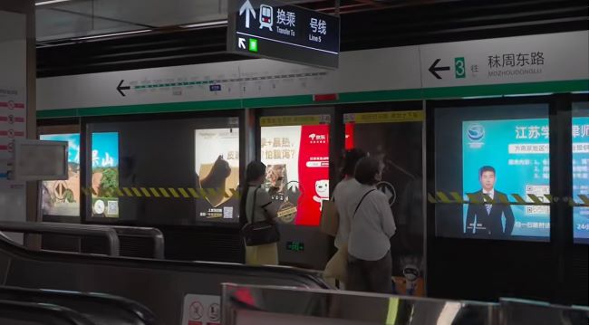 南京地鐵站臺軌行區(qū)燈箱廣告投放價格，南京地鐵大屏廣告案例