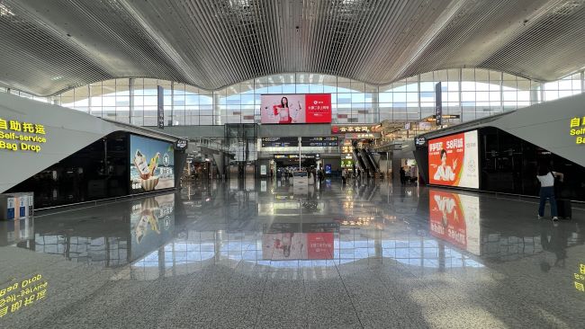 廣州機場出發(fā)大廳值機島兩側(cè)通道燈箱廣告投放，白云機場大屏