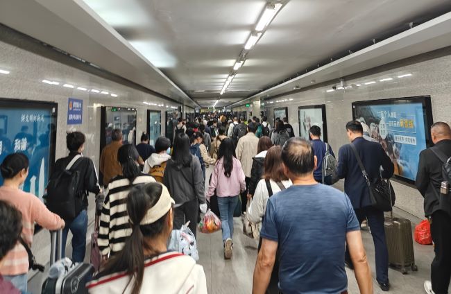 深圳東站高鐵出站通道墻面燈箱廣告投放，布吉火車站廣告價格