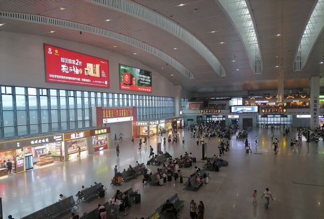 福州站廣告候車大廳上方站棚燈箱投放，福州火車站廣告案例