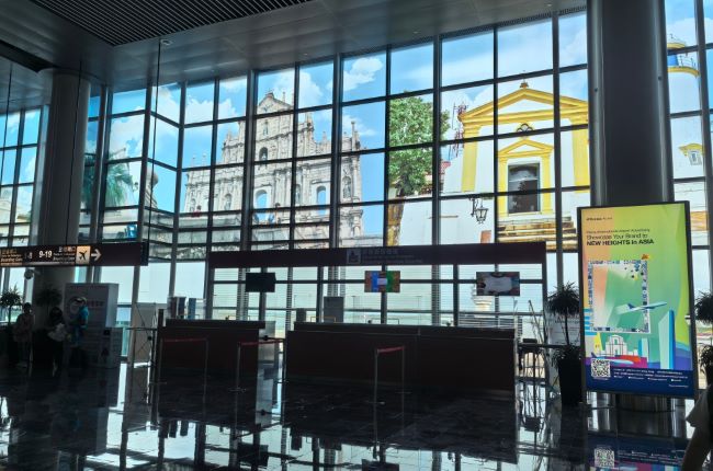 澳門國際機(jī)場(chǎng)候機(jī)區(qū)登機(jī)口燈箱廣告投放，澳門機(jī)場(chǎng)大屏廣告