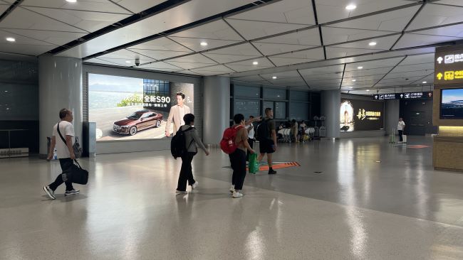 西安機場到達通廊正迎面墻面燈箱廣告投放，西安咸陽機場廣告
