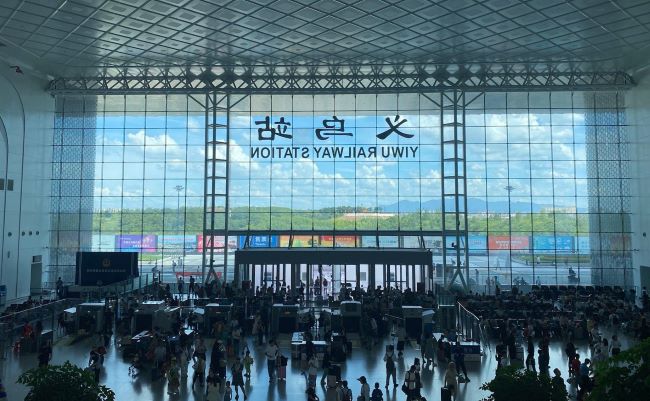 義烏火車站進站口圍擋大牌廣告投放，義烏站高鐵廣告價格