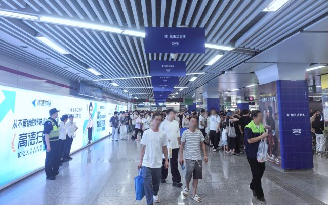 杭州地鐵龍翔橋站廳墻面超長燈箱廣告，杭州地鐵站大屏廣告