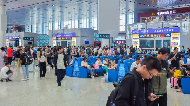 貴陽(yáng)北站候車大廳檢票口兩側(cè)大屏廣告，貴陽(yáng)北高鐵站LED廣告