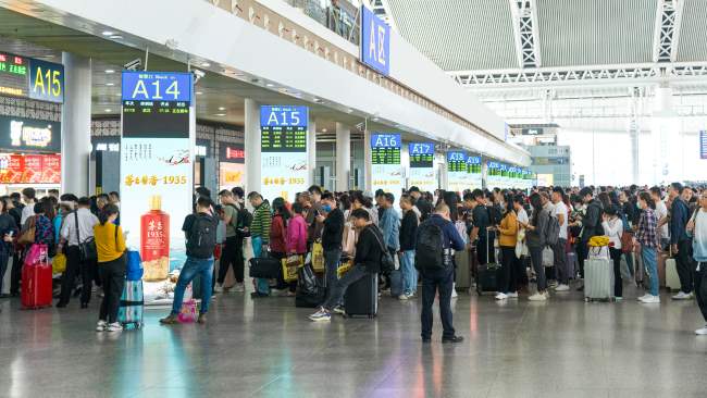 廣州南站候車大廳檢票口雙面大屏廣告，廣州南高鐵站LED廣告