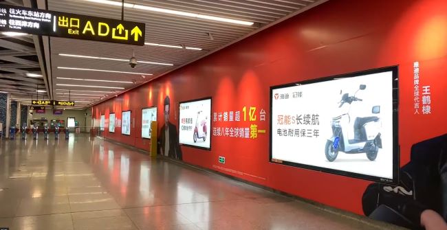 南寧朝陽廣場站地鐵站廳墻貼廣告投放，南寧地鐵廣告價格