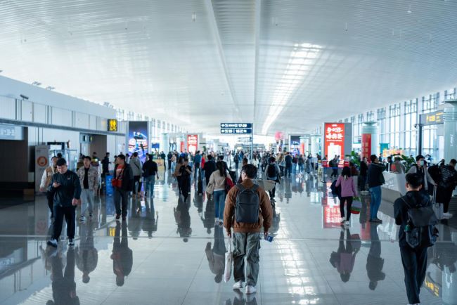 青島膠東機(jī)場候機(jī)大廳燈箱廣告投放，青島機(jī)場大屏廣告價(jià)格