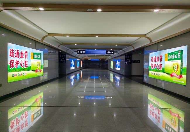 惠州南站高鐵出站通道墻面燈箱廣告投放，惠州南站廣告價(jià)格