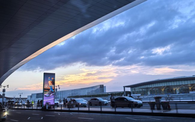 青島膠東機(jī)場出發(fā)戶外車道立牌燈箱廣告，青島機(jī)場廣告價(jià)格