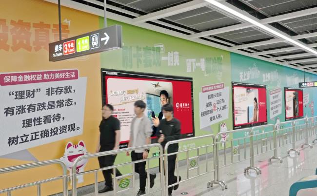 貴陽(yáng)地鐵品牌墻廣告優(yōu)勢(shì)：核心客流與超大視覺的完美融合