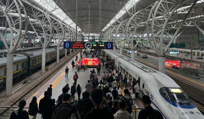 南京站出站扶梯楣頭燈箱廣告：樞紐客流的高效觸達(dá)之道