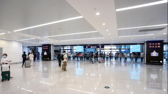 青島膠東機(jī)場(chǎng)到達(dá)廳出口刷屏機(jī)：旅客動(dòng)線(xiàn)的高頻觸達(dá)大屏廣告