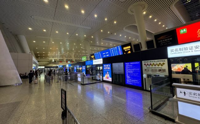 杭州東站安檢口LED屏：旅客動(dòng)線(xiàn)的高效觸達(dá)媒介