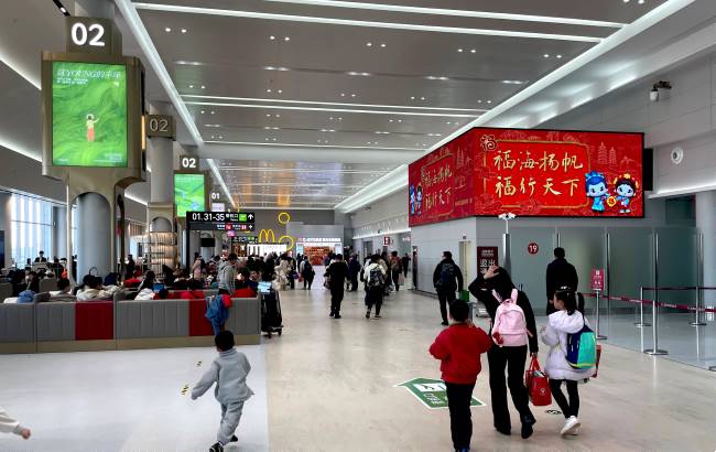 泉州晉江機(jī)場(chǎng)候機(jī)大廳三面LED大屏：高空視覺(jué)的多維觸達(dá)