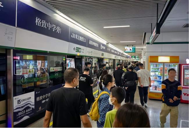 福州地鐵屏蔽門(mén)貼廣告：封閉空間的視覺(jué)溝通藝術(shù)