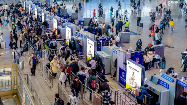 南京南站安檢口LED屏：旅客動(dòng)線的精準(zhǔn)觸達(dá)媒介