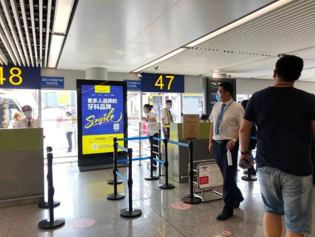 長沙機(jī)場登機(jī)口燈箱套裝：旅客動線的精準(zhǔn)觸達(dá)媒介