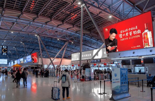 濟(jì)南遙墻機(jī)場(chǎng)廣告價(jià)格收費(fèi)多少錢(qián)？濟(jì)南機(jī)場(chǎng)春運(yùn)出發(fā)到達(dá)廣告大屏