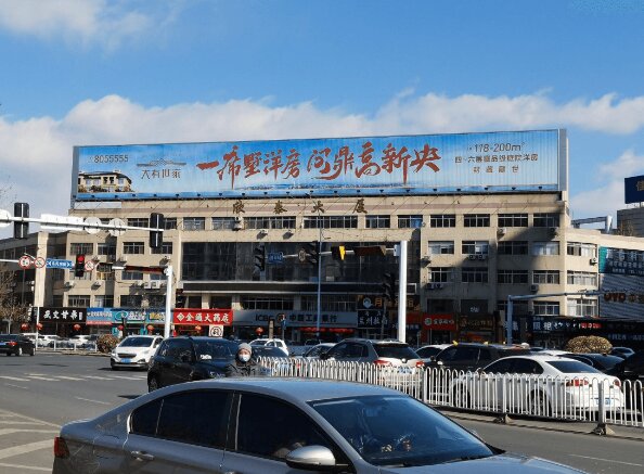 濰坊戶外大牌三面翻廣告價(jià)格收費(fèi)多少錢？濰坊樓體廣告牌位置優(yōu)勢(shì)