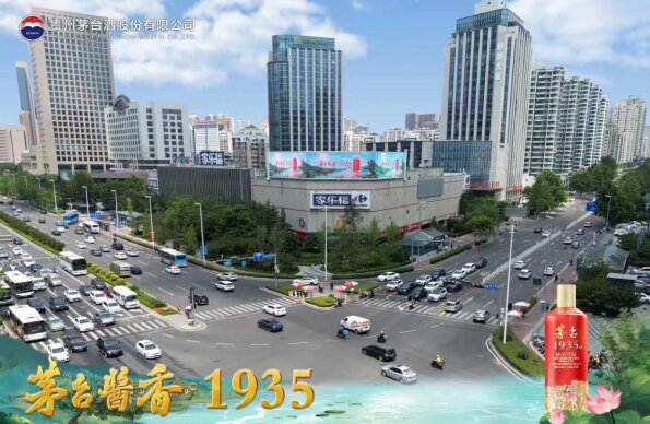 青島LED大屏廣告價格多少錢？青島戶外LED大屏廣告位置優(yōu)勢實(shí)景照片