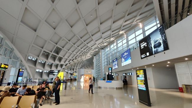 臺州機(jī)場新航站樓候機(jī)大廳高空燈箱：旅客視線的空中畫廊