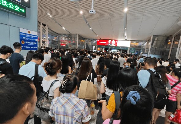 深圳北站出站閘機(jī)燈箱廣告牌價(jià)格收費(fèi)多少錢？深圳北高鐵站春運(yùn)