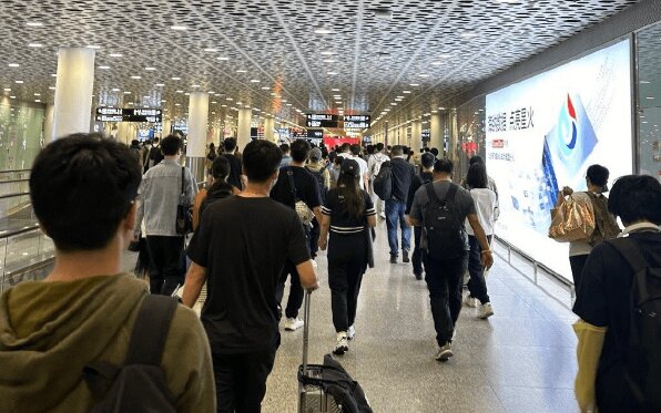 深圳機(jī)場(chǎng)春運(yùn)廣告位價(jià)格多少錢？深圳寶安機(jī)場(chǎng)到達(dá)廣告牌假期返程