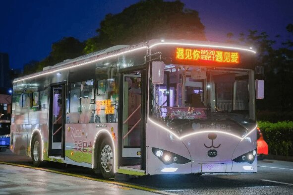 深圳公交廣告520經(jīng)典粉紅涂裝案例，深圳公交車身廣告價格線路優(yōu)勢