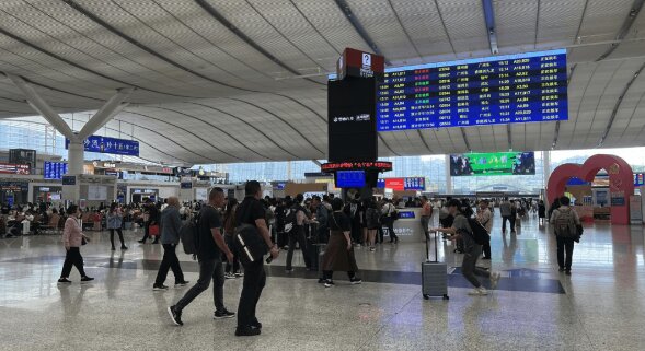 深圳北站LED屏廣告價格，深圳北高鐵站服務(wù)臺三角旋轉(zhuǎn)屏廣告報價