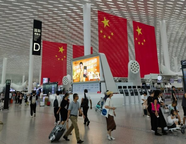 深圳機(jī)場(chǎng)出發(fā)值機(jī)廣告牌旁的大蓮蓬是干啥用的？深圳機(jī)場(chǎng)廣告價(jià)格