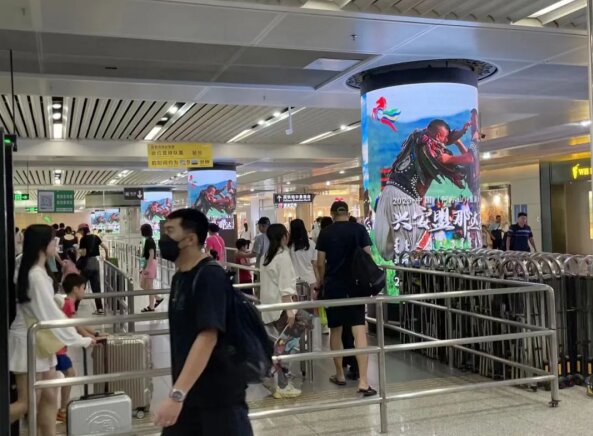 深圳北站換乘區(qū)包柱LED廣告價格，文旅景區(qū)旅游深圳北高鐵站廣告