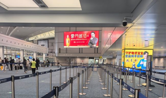 青島膠東機(jī)場安檢大廳高空燈箱：安檢區(qū)域的視覺制高點(diǎn)