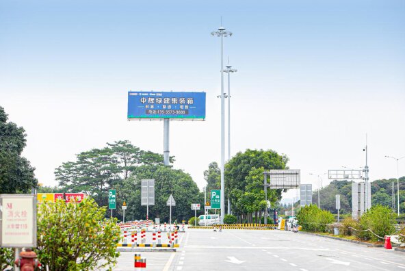 東莞高速立柱大牌廣告價格多少錢？?；⒏咚贃|莞虎門廣告牌位置