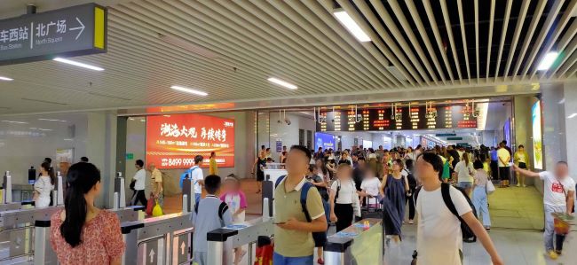 金華站通道燈箱廣告：樞紐動線上的黃金視窗