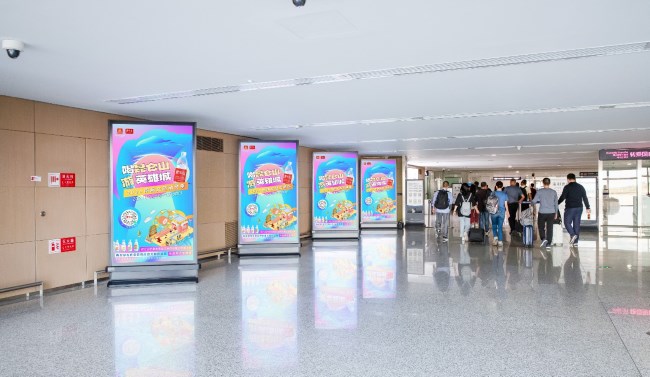 青島膠東機場到達通廊刷屏大屏廣告：旅客動線的精準(zhǔn)傳播網(wǎng)絡(luò)