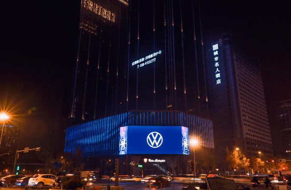 成都蘭博基尼中心LED大屏廣告價格多少錢？成都天府大道廣告裸眼3D