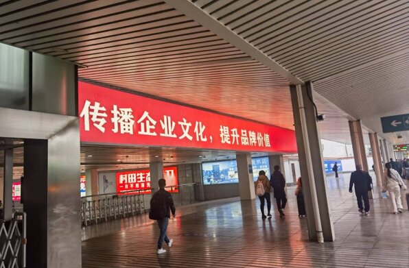 第一戶外傳媒-達(dá)州站-站臺(tái)墻面燈箱