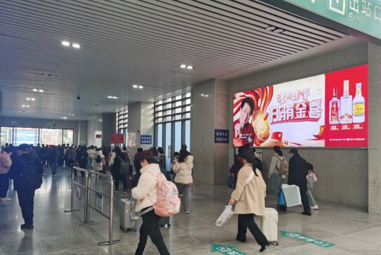 第一戶外傳媒-樂山站-出站廳墻面燈箱