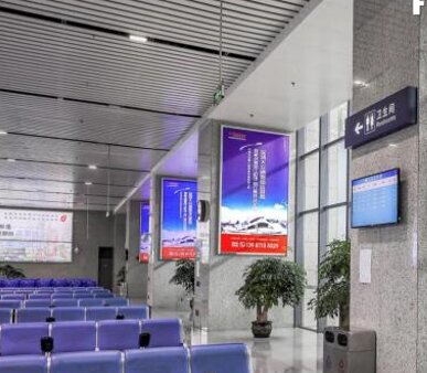 第一戶外傳媒-麗江站-F1 F2層出發(fā)候車區(qū)柱體燈箱 