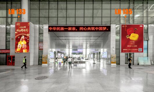 第一戶外傳媒-麗江站-F1層到達口通道門頭西側(cè)墻面燈箱    